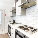 Teesside House - Sleeps Up To 10