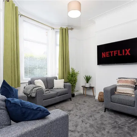 Teesside House - Sleeps Up To 10 *