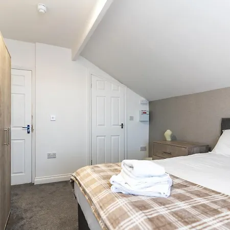 Apartment Teesside House - Sleeps Up To 10 Redcar