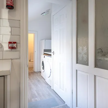 Teesside House - Sleeps Up To 10 Redcar