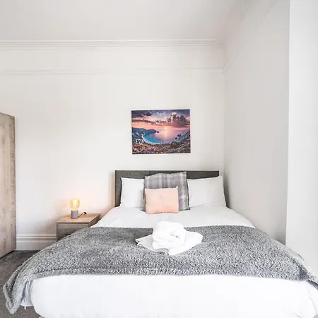 Teesside House - Sleeps Up To 10