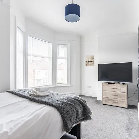 Teesside House - Sleeps Up To 10 *