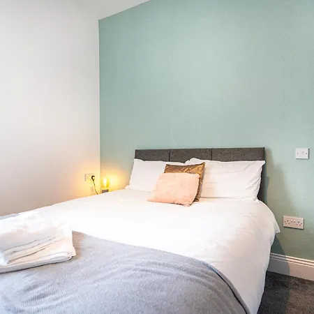 Teesside House - Sleeps Up To 10 雷德卡