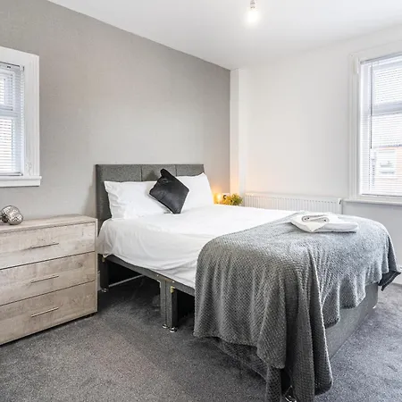 Teesside House - Sleeps Up To 10 * Redcar