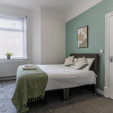 Teesside House - Sleeps Up To 10 Apartment