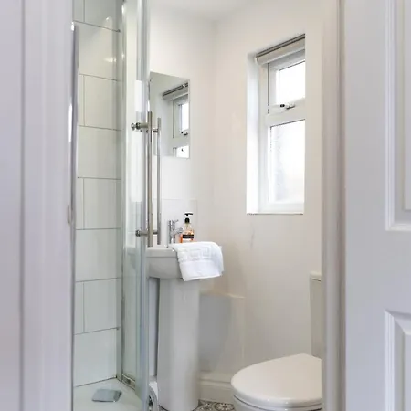 Teesside House - Sleeps Up To 10 *