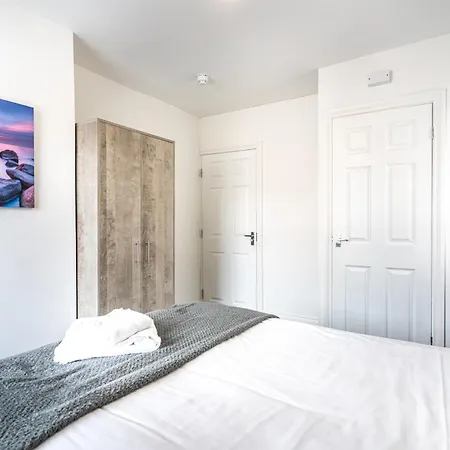 Teesside House - Sleeps Up To 10 雷德卡