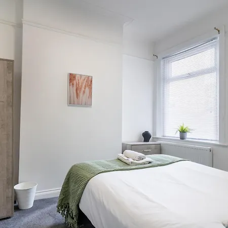 Teesside House - Sleeps Up To 10