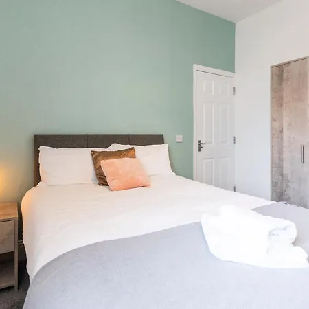 Apartment Teesside House - Sleeps Up To 10 *