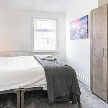 Teesside House - Sleeps Up To 10 *