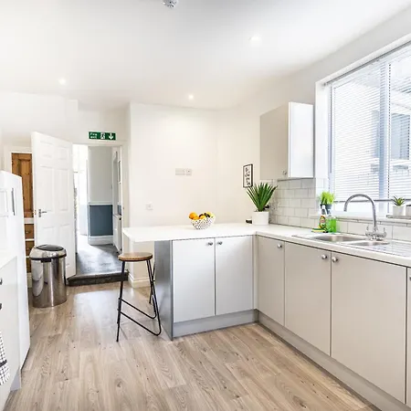 Teesside House - Sleeps Up To 10