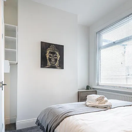 Teesside House - Sleeps Up To 10 شقة